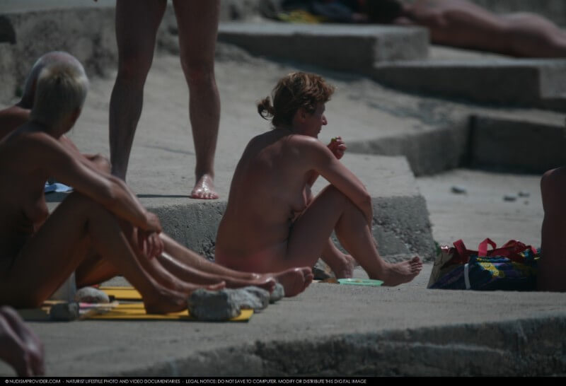 Nudist Rocky Family Angle gallery - Living together in nature is a hallmark of nudists