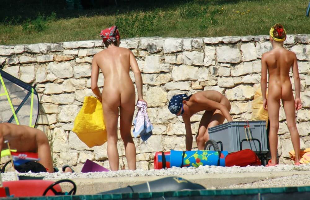 Sporty and Athletic Sands gallery - Looking at the sun and my own naked body