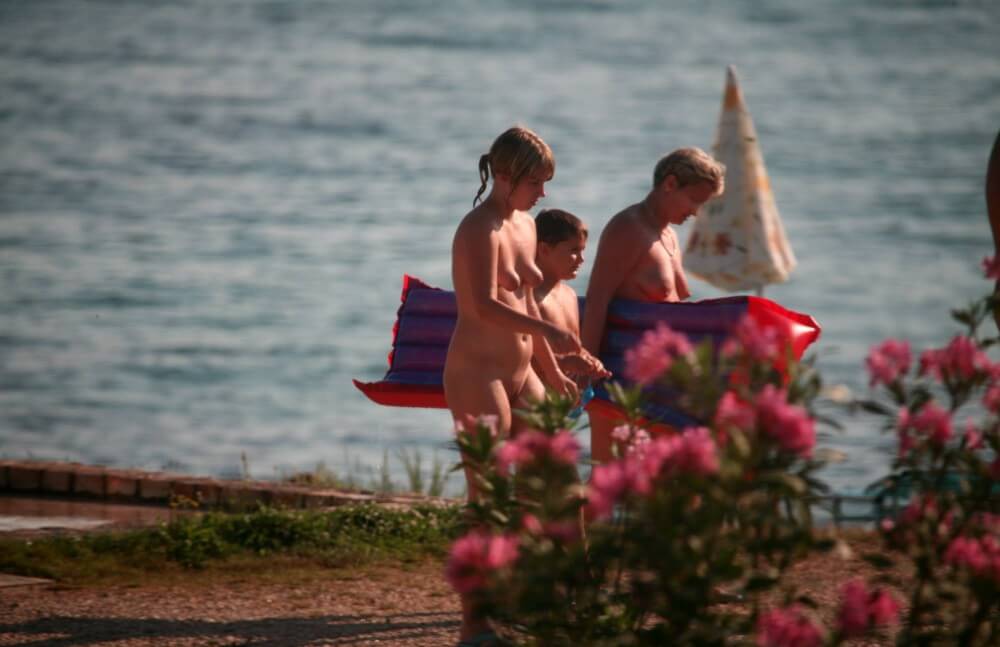 Dusk Til Dawn Showering phoros - I attended a nudist gathering