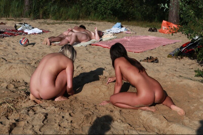 Creekside activity Big Photo gallery - Nudists live together in nature and in groups