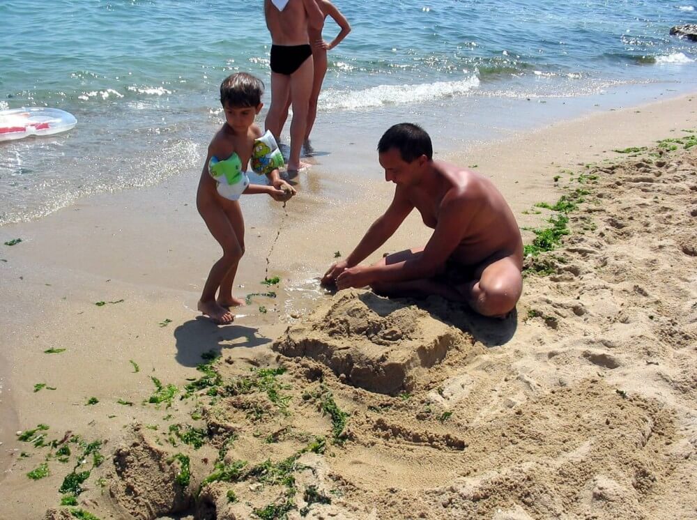 Bulgarian Sandy Paint Over - Naturism teaches us to accept differences and imperfections without shame or insecurities