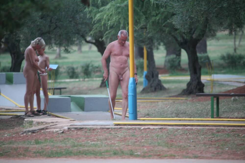 Mini-Golf Nude Participants pics - Nudism helps people accept themselves