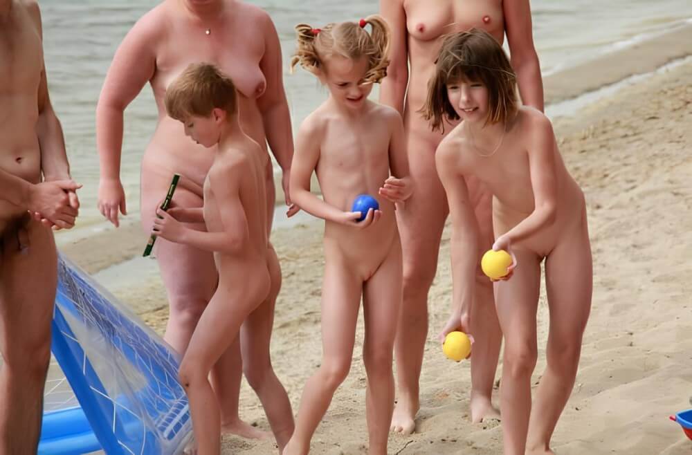 Lezero family games big gallery - Naturists love openness and freedom