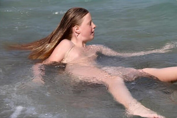 Turqoise Water Splash pics - Naturism creates harmony with the environment