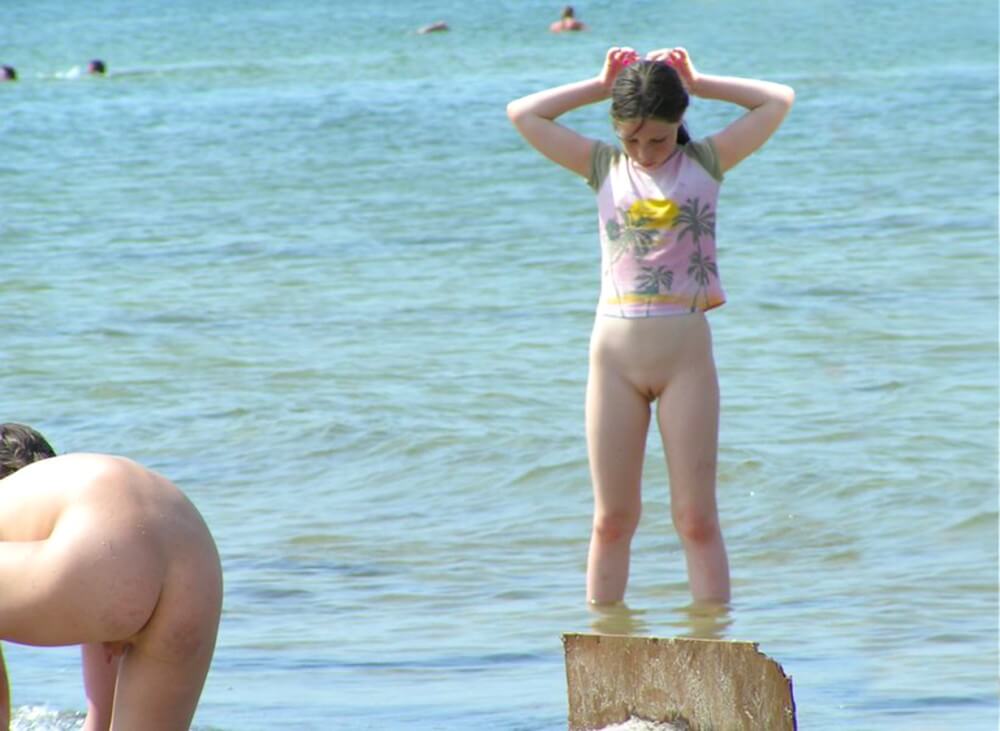 Crazy dirty girls - Interaction with nature through naturism and nudism