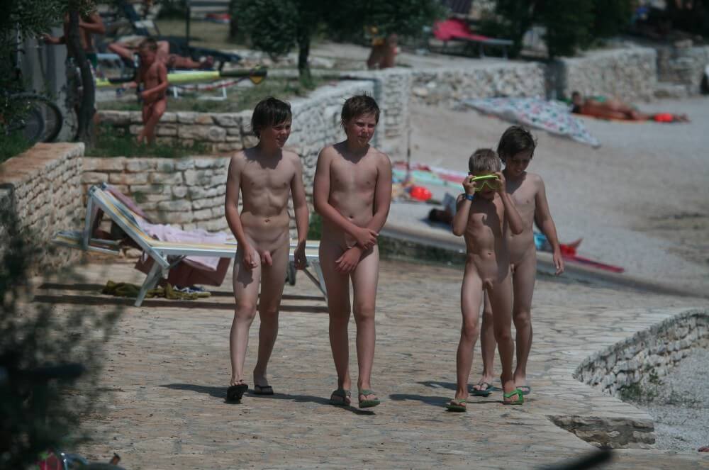 Shore walking nude - Must always be without clothes