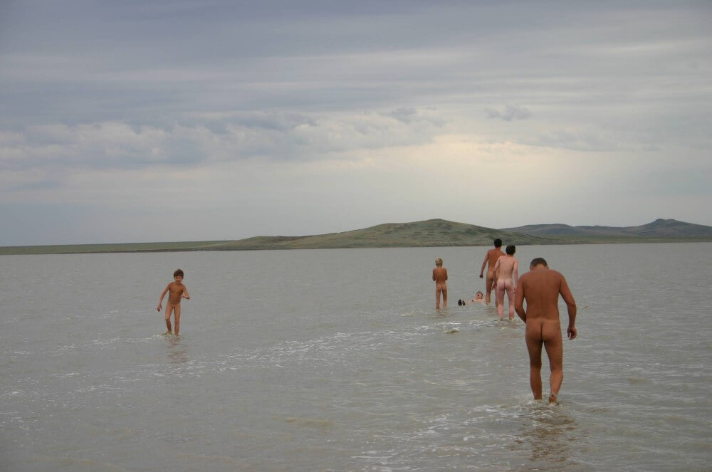 Black-Sea Body Mud Shots pics - Nudism helps overcome insecurities
