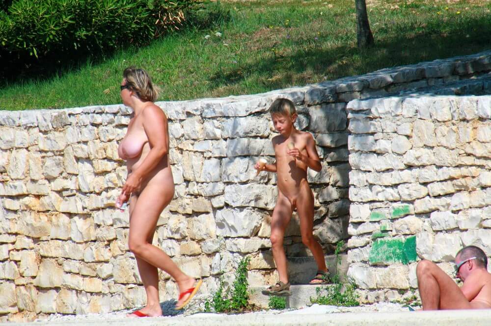 Ula FKK Wall-Side Families pics - Through naturism, people seek an opportunity to become closer to nature and to themselves