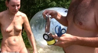 Daytime family picnic # 1 - In this nudist movement, voluntariness and comfort are important