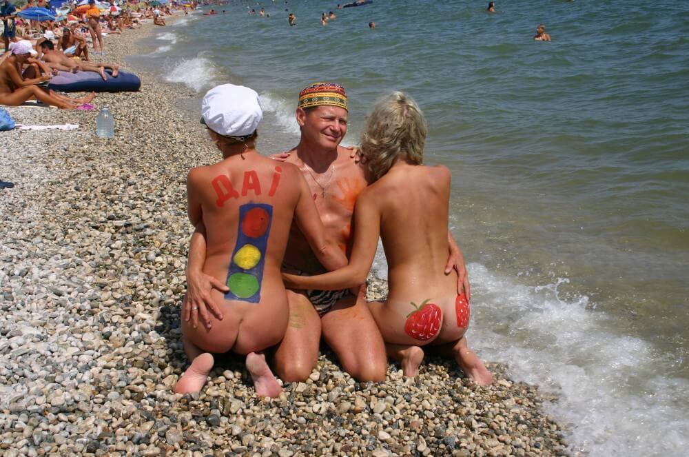 Bold Outdoor Nude Poses pics - Wearing less clothing is fashionable