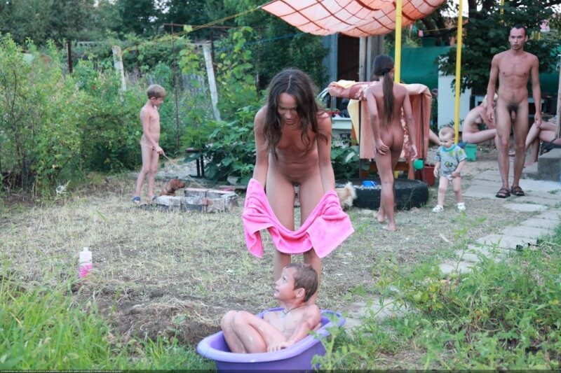 Green barrel of fun-grassy fields of gold photos - The naked body as a reflection of inner beauty