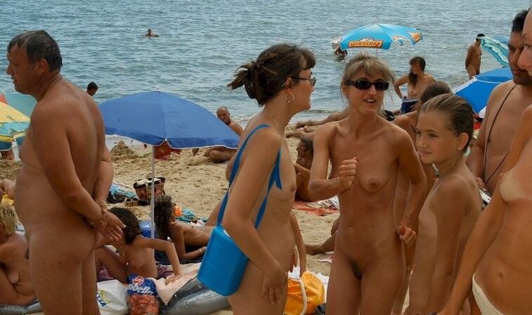 Documentary video naturism 1999 - Nudism helps us accept ourselves and others
