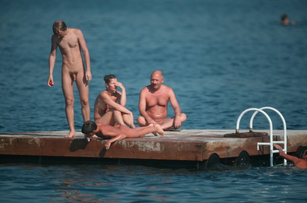 Naturist Family Water Slab pics - The pursuit of naturalness and freedom