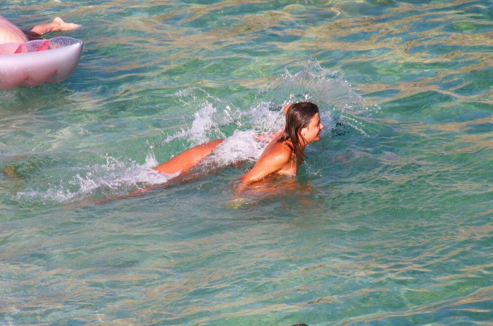 Ula FKK Teen Shore Run pics - Naturists love sunlight and fresh air