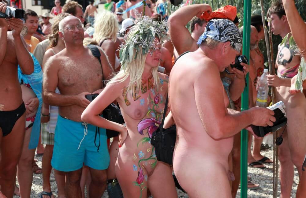 Neptune Painting Couple pics - Nudism strengthens friendships and mutual respect