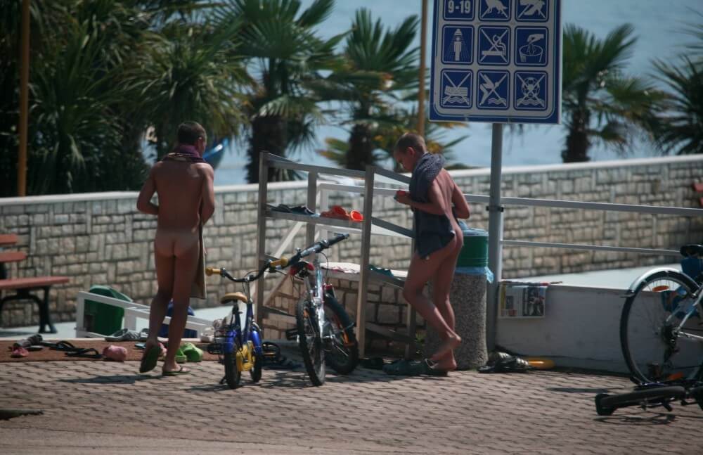 Nudism in a German water park photo - Ideological naturists: exclusive materials