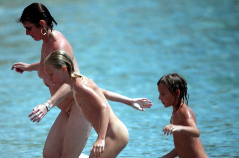 Running From the Waters pics - Connoisseurs of naturism choose nature